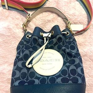 Coach authentic Navy Blue bucket bag EUC, MSRP $249, Gold hardware price to sell